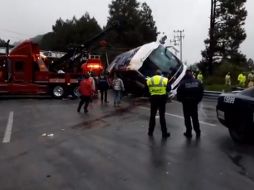 Paramédicos laboran en la zona, en donde hay partes del camión y algunos objetos de los pasajeros. Debido a esto, la vialidad se encuentra cerrada. TWITTER /  @l_Universal_Mx