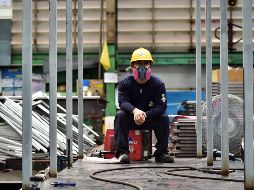 En su comparación anual, la producción industrial retrocede 17.5% en términos reales en el mes de referencia. AFP/ARCHIVO