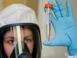 Una investigadora muestra la vacuna rusa en un laboratorio del Instituto de Investigación Científica de Epidemiología y Microbiología Gamaleya en Moscú. AP/AP Zemlianichenko Jr