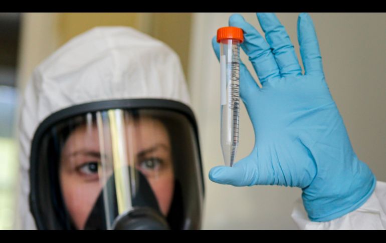 Una investigadora muestra la vacuna rusa en un laboratorio del Instituto de Investigación Científica de Epidemiología y Microbiología Gamaleya en Moscú. AP/AP Zemlianichenko Jr