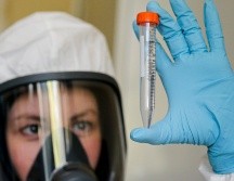 Una investigadora muestra la vacuna rusa en un laboratorio del Instituto de Investigación Científica de Epidemiología y Microbiología Gamaleya en Moscú. AP/AP Zemlianichenko Jr
