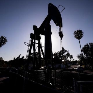 Precios del petróleo bajan antes de informe sobre reservas en EU