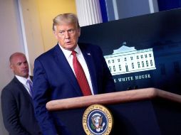 Trump interrumpió una conferencia de prensa y fue escoltado por miembros del Servicio Secreto tras darse a conocer la agresión. EFE/S. Reynolds