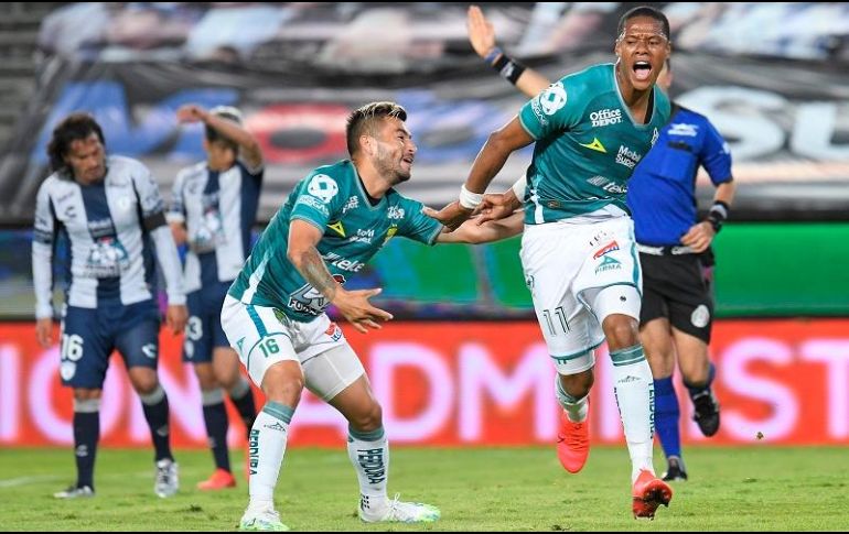 Jean Meneses y Yairo Moreno festejan el gol que le dio el triunfo al León. IMAGO 7