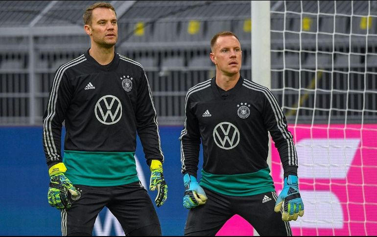 Ter Stegen y Neuer destacan por ser porteros modernos, con un gran manejo del juego de pies y que adoptan siempre una posición adelantada para estar atentos a los balones largos del equipo rival y empezar la construcción del juego de su propio equipo. ESPECIAL