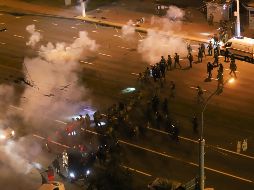 Los manifestantes en Biolorrusia denuncian una fraudulenta reelección el domingo del autoritario presidente Alexandre Lukashenko, en el poder desde hace 26 años. AP /