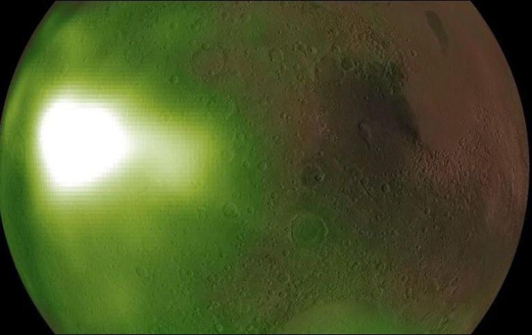 Resplandor nocturno ultravioleta en la atmósfera marciana. La luz ultravioleta no es visible al ojo humano, por lo que la ilustración usa colores falsos verde y blanco. Los colores representan la intensidad de la luz ultravioleta, con los sitios más brillantes en blanco. NASA/MAVEN/GODDARD SPACE FLIGHT CENTER/CU/LASP