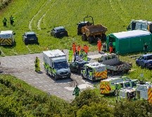 Numerosos vehículos de la policía y los bomberos, así como ambulancias, se congregaron en el lugar. AP / R. Jonhston