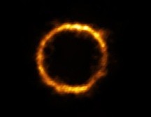 SPT0418-47 luce como un hermoso anillo de luz sobre fondo negro. AFP /