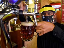 La reapertura de algunos sectores ha frenado la caída de empleos. AFP/ARCHIVO