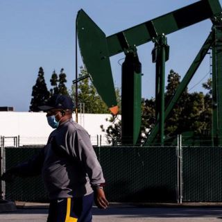 Petróleo de Texas sube un 2.5 % por caída de inventarios de crudo en EU