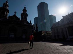 Un hombre es visto mientras camina en la Plaza de Armas en el centro de Santiago, Chile. EFE/A. Valdés