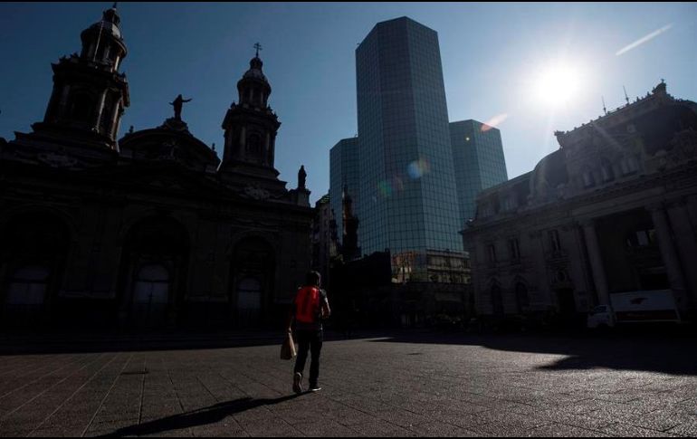 Un hombre es visto mientras camina en la Plaza de Armas en el centro de Santiago, Chile. EFE/A. Valdés