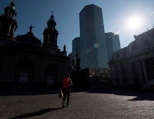 Un hombre es visto mientras camina en la Plaza de Armas en el centro de Santiago, Chile. EFE/A. Valdés