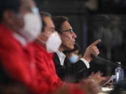 El presidente de Perú, Martín Vizcarra, realiza un pronunciamiento junto a su gabinete ministerial para dar a conocer las nuevas medidas que adoptará el gobierno frente a la pandemia. EFE/ Presidencia De Perú
