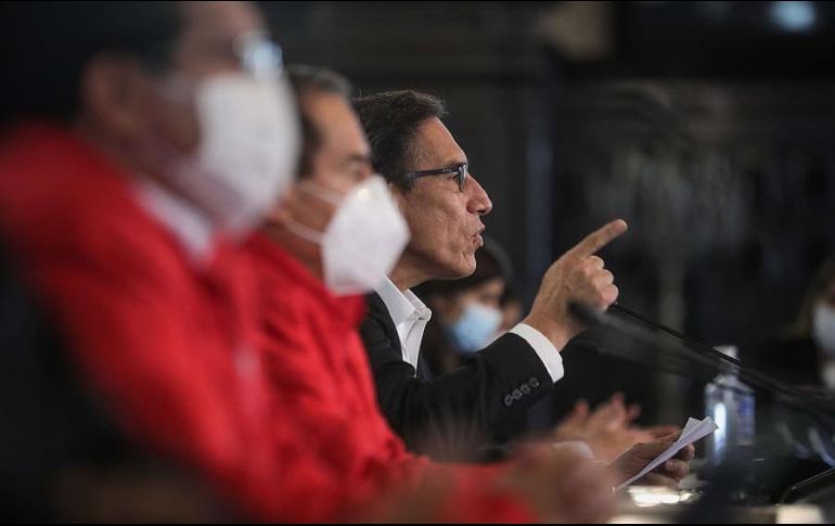 El presidente de Perú, Martín Vizcarra, realiza un pronunciamiento junto a su gabinete ministerial para dar a conocer las nuevas medidas que adoptará el gobierno frente a la pandemia. EFE/ Presidencia De Perú