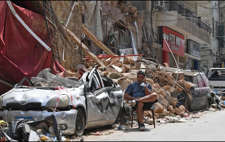 A ocho días de la explosión, escombros continúan en las calles de Beirut, como estos en el barrio de Gemmayzeh. AFP