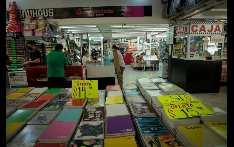A diferencia de otros años las papelerías ubicadas en las calles de Juan Manuel, Independencia, Contreras Medellín y Morelos se aprecian semivacías. EL INFORMADOR/F. Atilano
