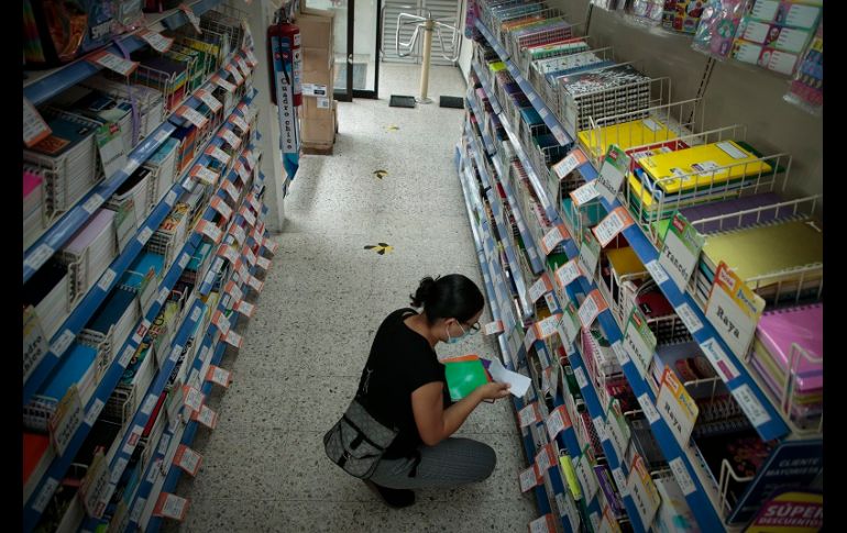 A diferencia de otros años las papelerías ubicadas en las calles de Juan Manuel, Independencia, Contreras Medellín y Morelos se aprecian semivacías. EL INFORMADOR/F. Atilano