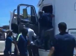 Por redes sociales se alerta para que quienes puedan, eviten circular por el tramo ocupado. TWITTER/beckerg123