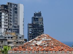 Más de una semana después de la explosión, habitantes de Beirut siguen levantando escombros y distribuyendo ayudas, en medio de las críticas hacia las autoridades. EFE / W. Hamzech
