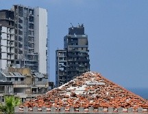 Más de una semana después de la explosión, habitantes de Beirut siguen levantando escombros y distribuyendo ayudas, en medio de las críticas hacia las autoridades. EFE / W. Hamzech