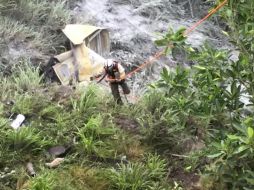 El tráiler cayó a un barranco, a una altura aproximada de 30 metros. ESPECIAL /
