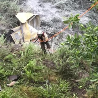 Cae tráiler a un barranco en Tuxpan; hay un fallecido