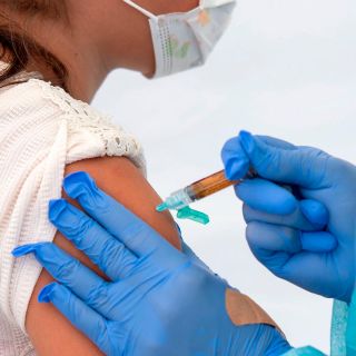 Costo por vacuna contra COVID-19 no excederá los cuatro dólares: AstraZeneca