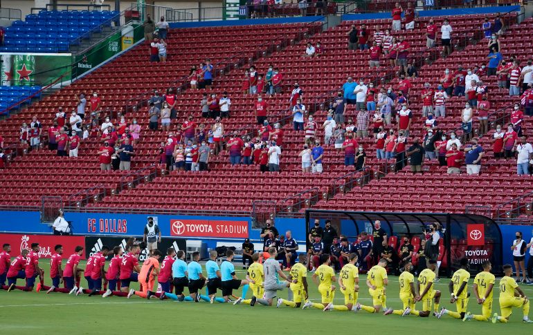 Con muy pocos lugares a la venta y aplicando el distanciamiento social, el gobierno texano aprobó el regreso de los fans, algo que aún no ha pasado en otras ligas como la MLB y la NBA. AP