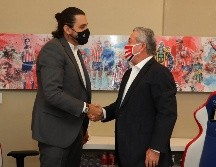 ''Bienvenido Víctor, deseo todo el éxito, que esté lleno de gloria en esta etapa'', dijo Vergara durante la presentación del estratega. TWITTER / @Chivas