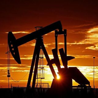 El petróleo baja por nuevas previsiones sobre demanda mundial de crudo