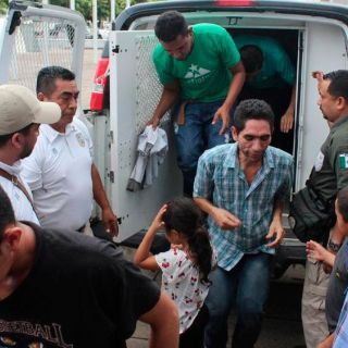 Migrantes detenidos en EU, rociados con desinfectante industrial