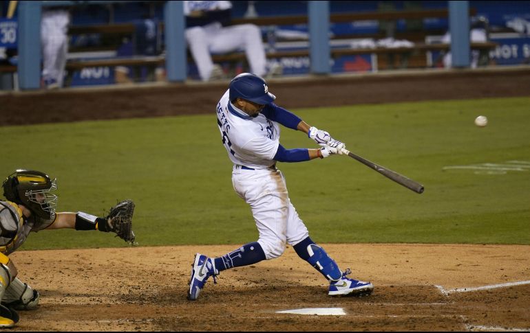El jardinero derecho Mookie Betts disparó tres jonrones en un mismo juego por sexta vez en su carrera, igualando el récord de las Grandes Ligas en el triunfo 11-2 sobre San Diego. AP / J. C. Hong