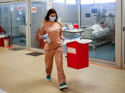 Una enfermera sostiene un recipiente para el traslado de residuos en el Hospital Bicentenario de la provincia de Buenos Aires, Argentina. EFE/J. Roncoroni