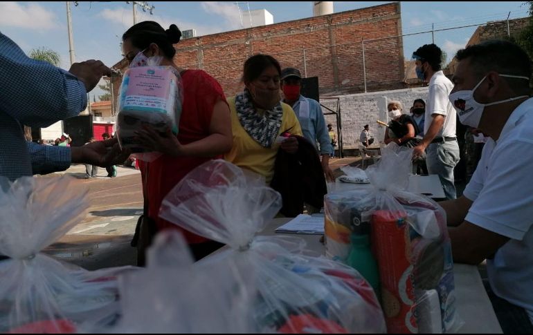 La organización en conjunto con Abarrotes Abeja, han hecho entrega de despensas en distintos municipios de la Zona Metropolitana de Guadalajara. ESPECIAL