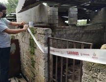 Personal de la Procuraduría coloca cinta delimitadora y sellos como medida de seguridad. ESPECIAL