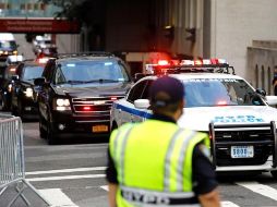 Vista del convoy que traslada al presidente Donald Trump al hospital. EFE/P. Foley