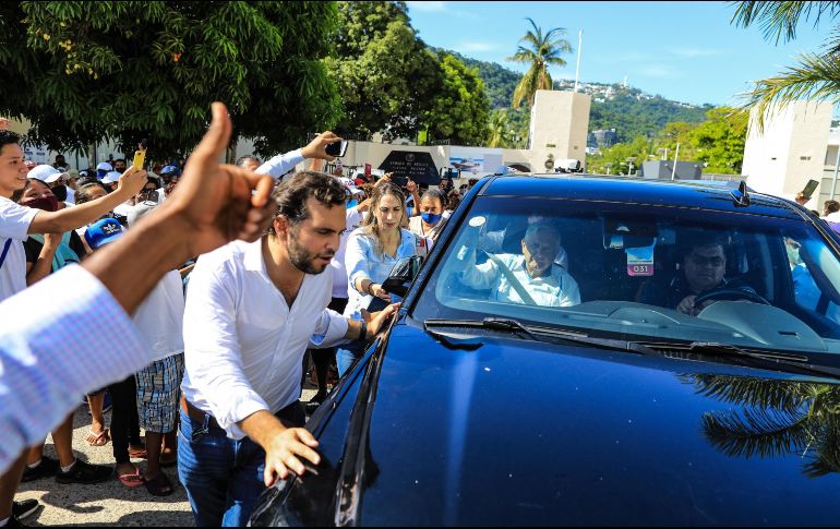 Las protestas comenzaron en las afueras de las instalaciones de la Octava Región Naval, donde el Presidente ofreció su cotidiana conferencia de prensa. EFE/D. Guzmán