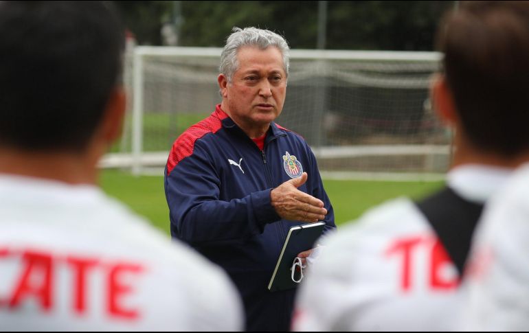 Vucetich ya dirigió su primer entrenamiento al frente de Chivas. TWITTER/Chivas