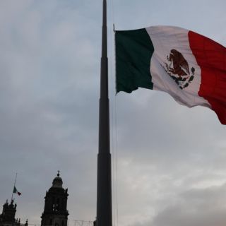 Izan banderas a media asta por muertos de COVID-19