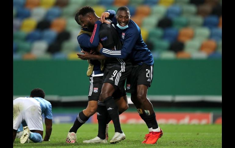 Moussa Dembele (c) y Karl Toko Ekambi (r) festejan una de las anotaciones del partido. EFE/M. Lopes