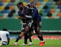 Moussa Dembele (c) y Karl Toko Ekambi (r) festejan una de las anotaciones del partido. EFE/M. Lopes