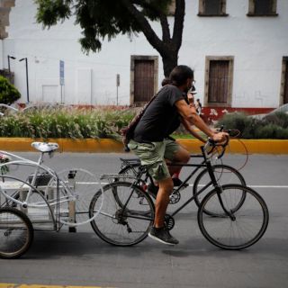Tras muerte de ciclista en Aviación, colectivo instala bicicleta