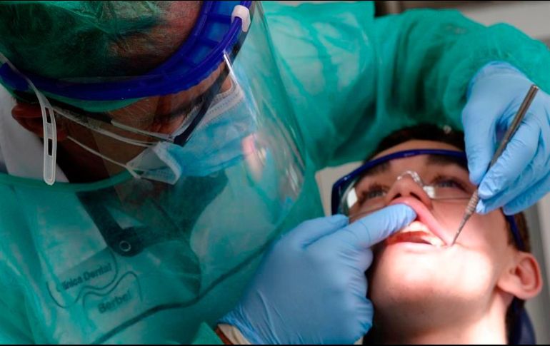 Esta prueba no requiere un instrumento específico para registrar la muestra, pues la saliva puede almacenarse en cualquier contenedor estéril y enviarse para su examen. EFE/N. Gallego