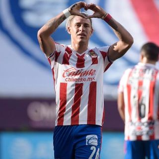 Vucetich triunfa en su debut al frente de las Chivas