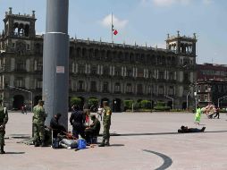 Como homenaje a los muertos por COVID-19, así se izaron las banderas en el Zócalo de la Ciudad de México. SUN/C. Mejía