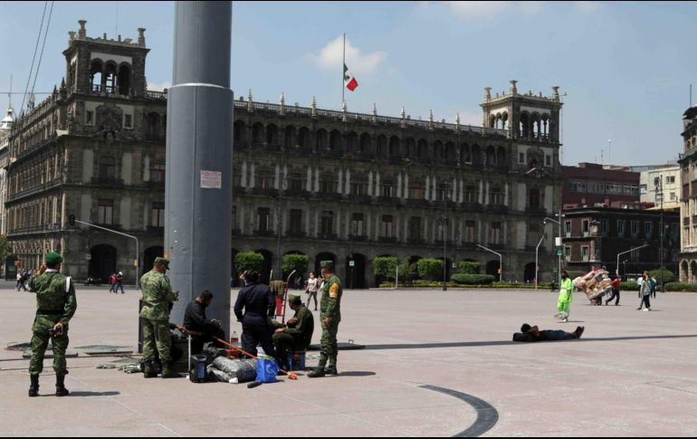 Como homenaje a los muertos por COVID-19, así se izaron las banderas en el Zócalo de la Ciudad de México. SUN/C. Mejía