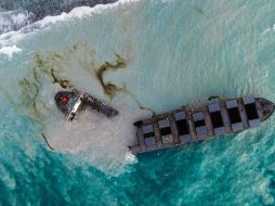 Según las autoridades, había unas 90 toneladas de combustible a bordo cuando el barco se partió en dos. AFP /