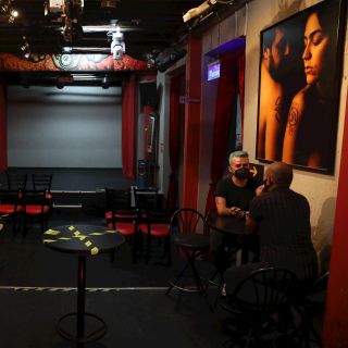 Negocios LGBT en Ciudad de México se reinventan para sobrevivir